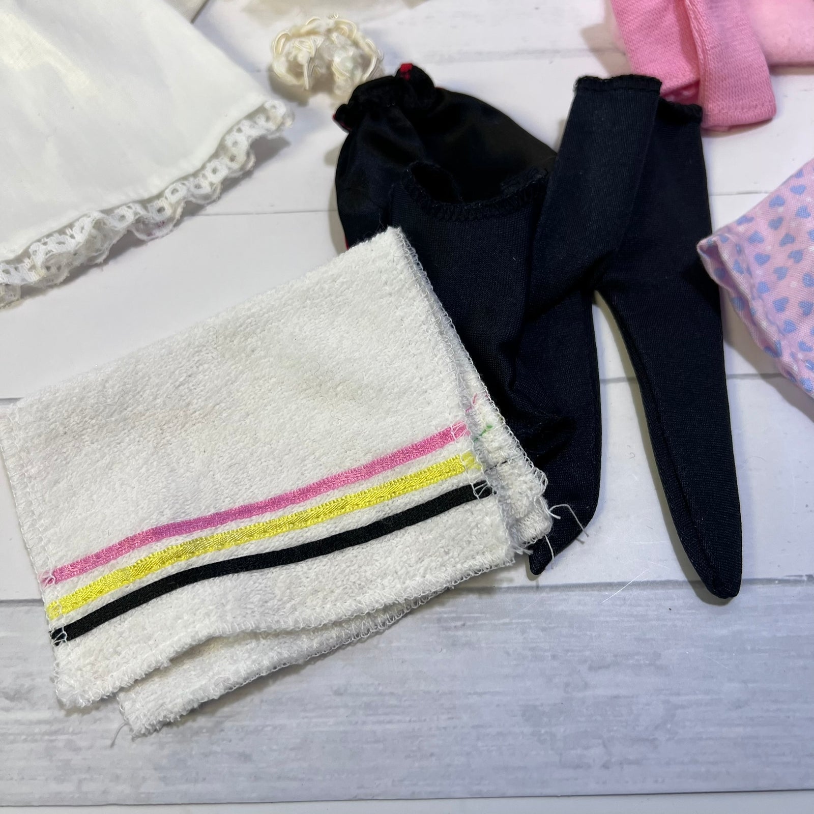 Vintage Robin Woods Doll with Slipper Wardrobe Trunk & Clothing Set 1990 8"