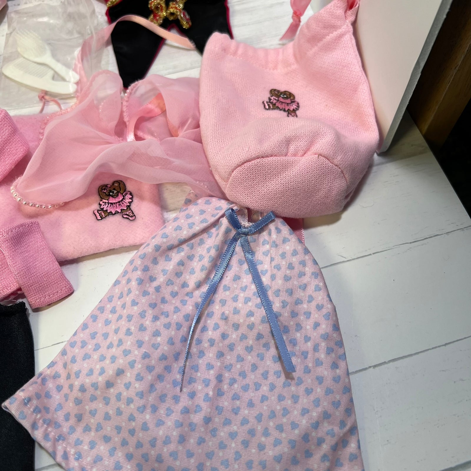 Vintage Robin Woods Doll with Slipper Wardrobe Trunk & Clothing Set 1990 8"