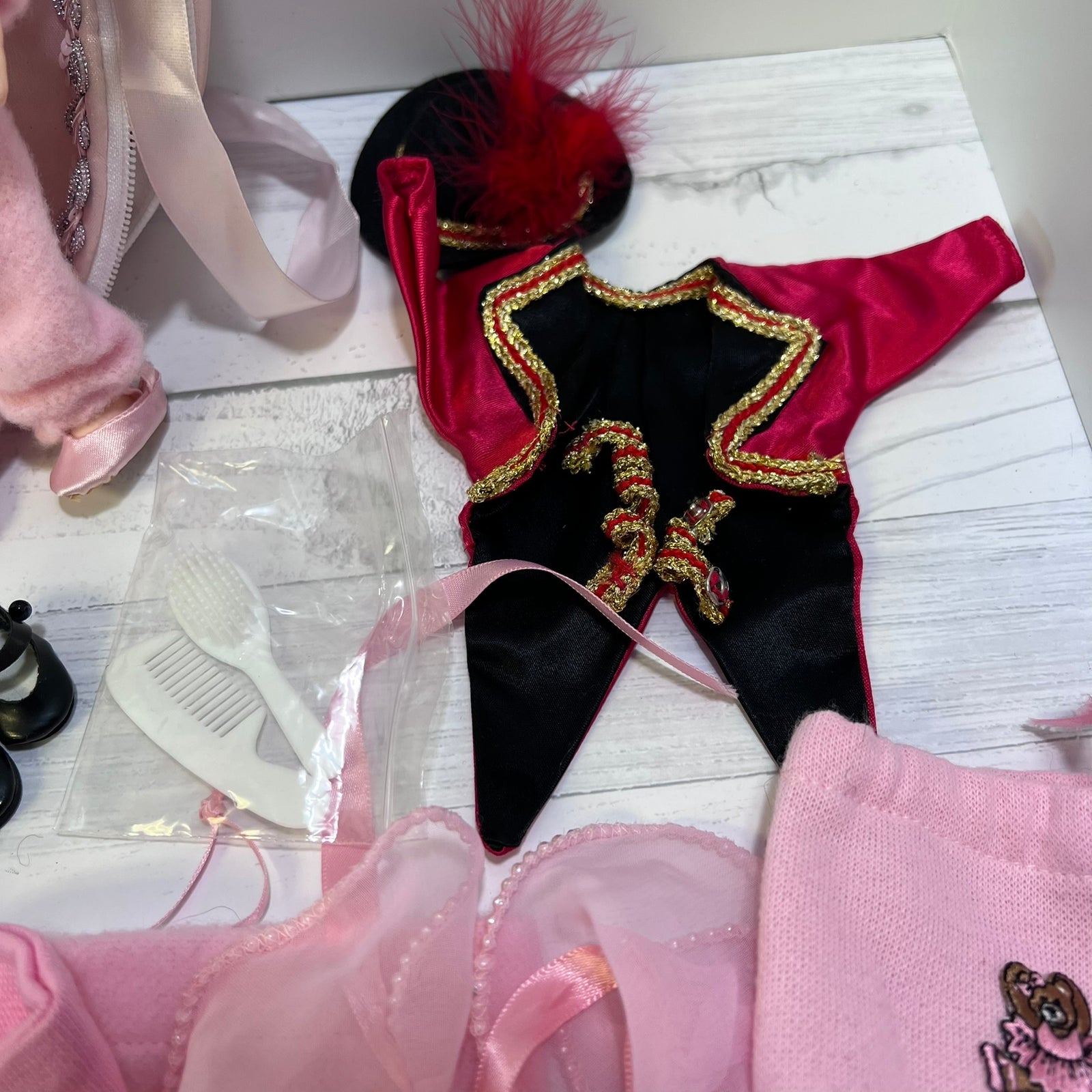 Vintage Robin Woods Doll with Slipper Wardrobe Trunk & Clothing Set 1990 8"