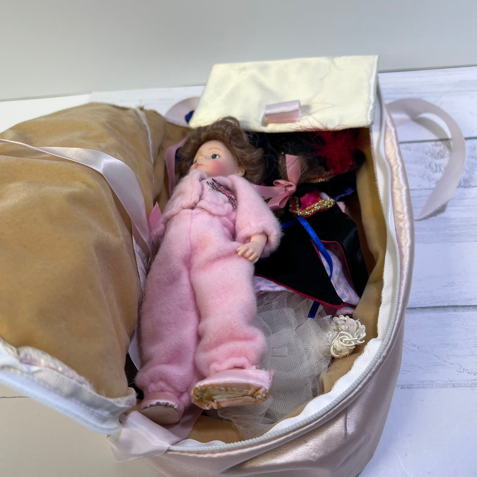 Vintage Robin Woods Doll with Slipper Wardrobe Trunk & Clothing Set 1990 8"