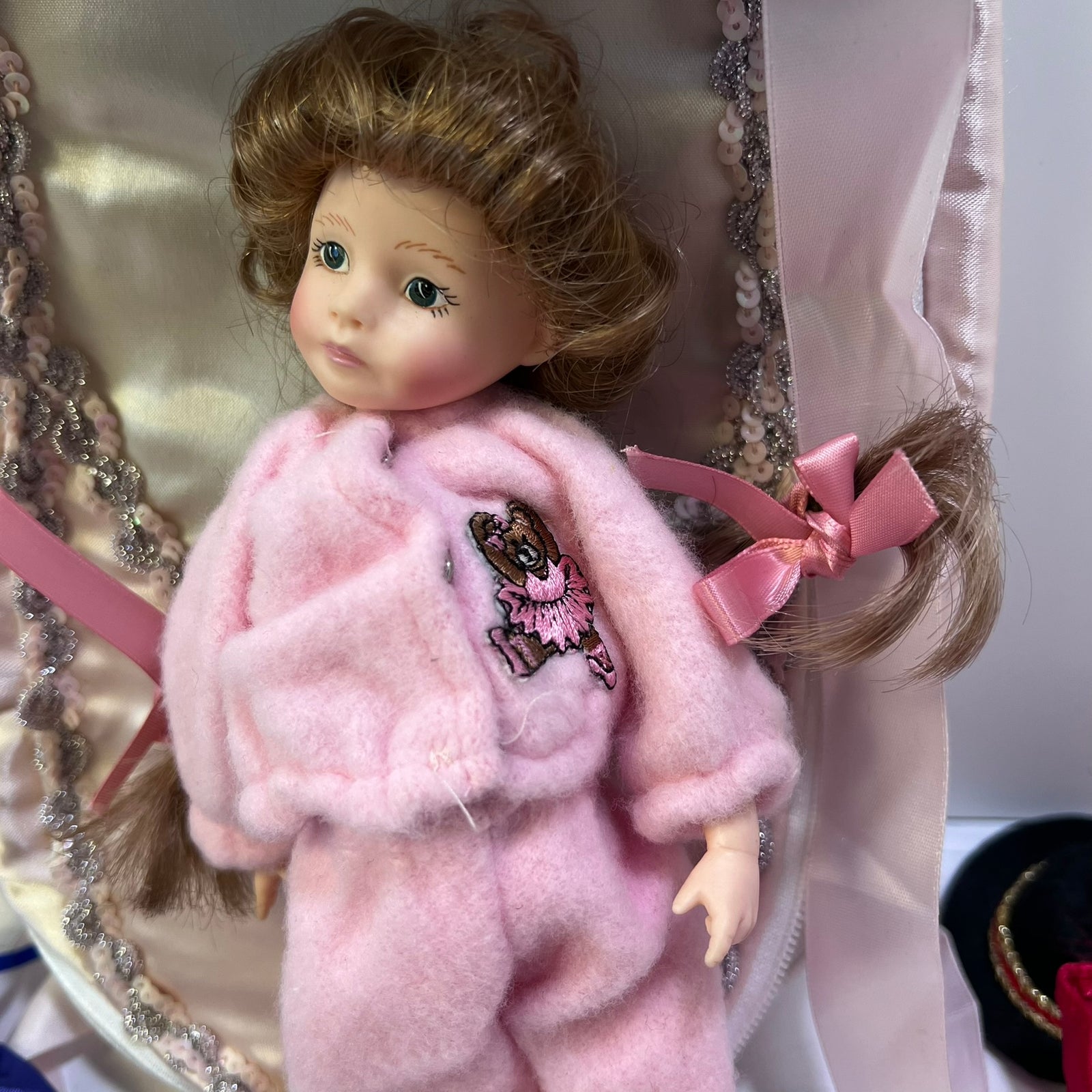 Vintage Robin Woods Doll with Slipper Wardrobe Trunk & Clothing Set 1990 8"