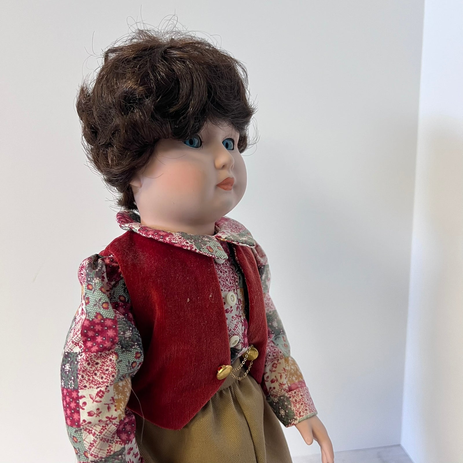 side view of goebel doll 