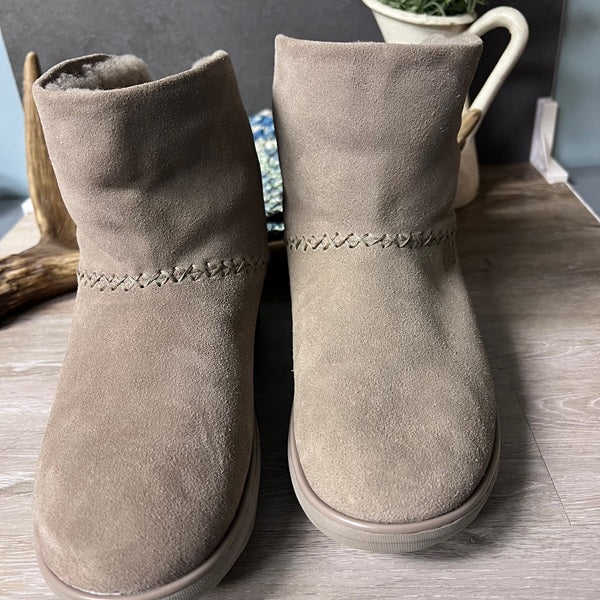 Women's FitFlop Mukluk Shorty Suede Shearling Booties Taupe Size 5 US