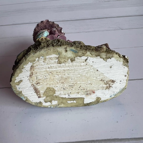 Figurine bottom view 