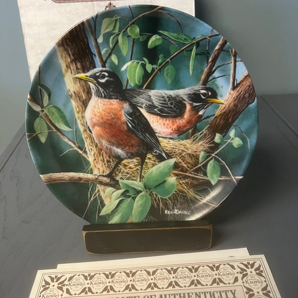 Robin Knowles 8.5 inch The Robin Decorative Plate 1986