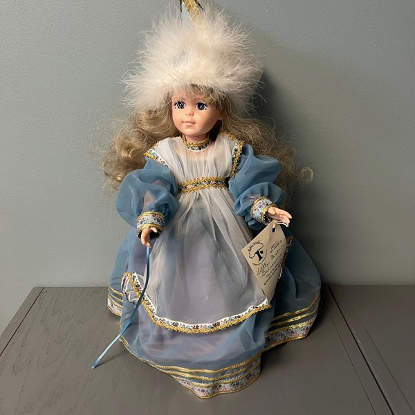 Robin Woods The Camelot Castle Collection Doll Little Queen Guinevere