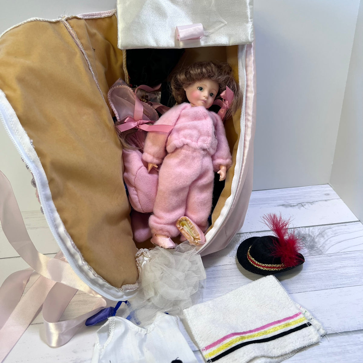 Vintage Robin Woods Doll with Slipper Wardrobe Trunk & Clothing Set 1990 8"