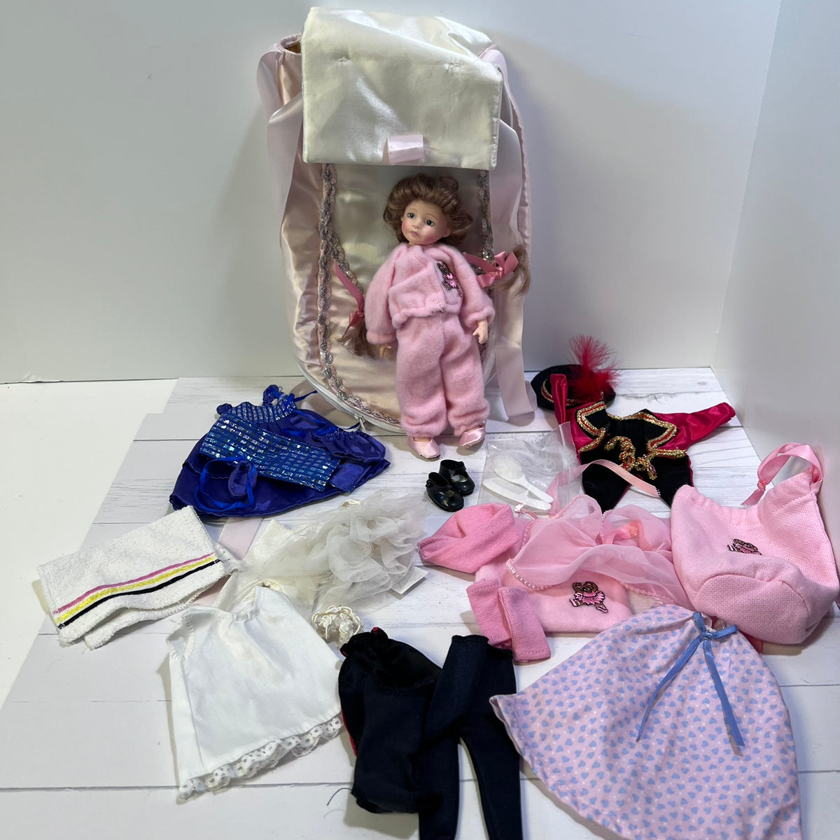 Vintage Robin Woods Doll with Slipper Wardrobe Trunk &amp; Clothing Set 1990 8"