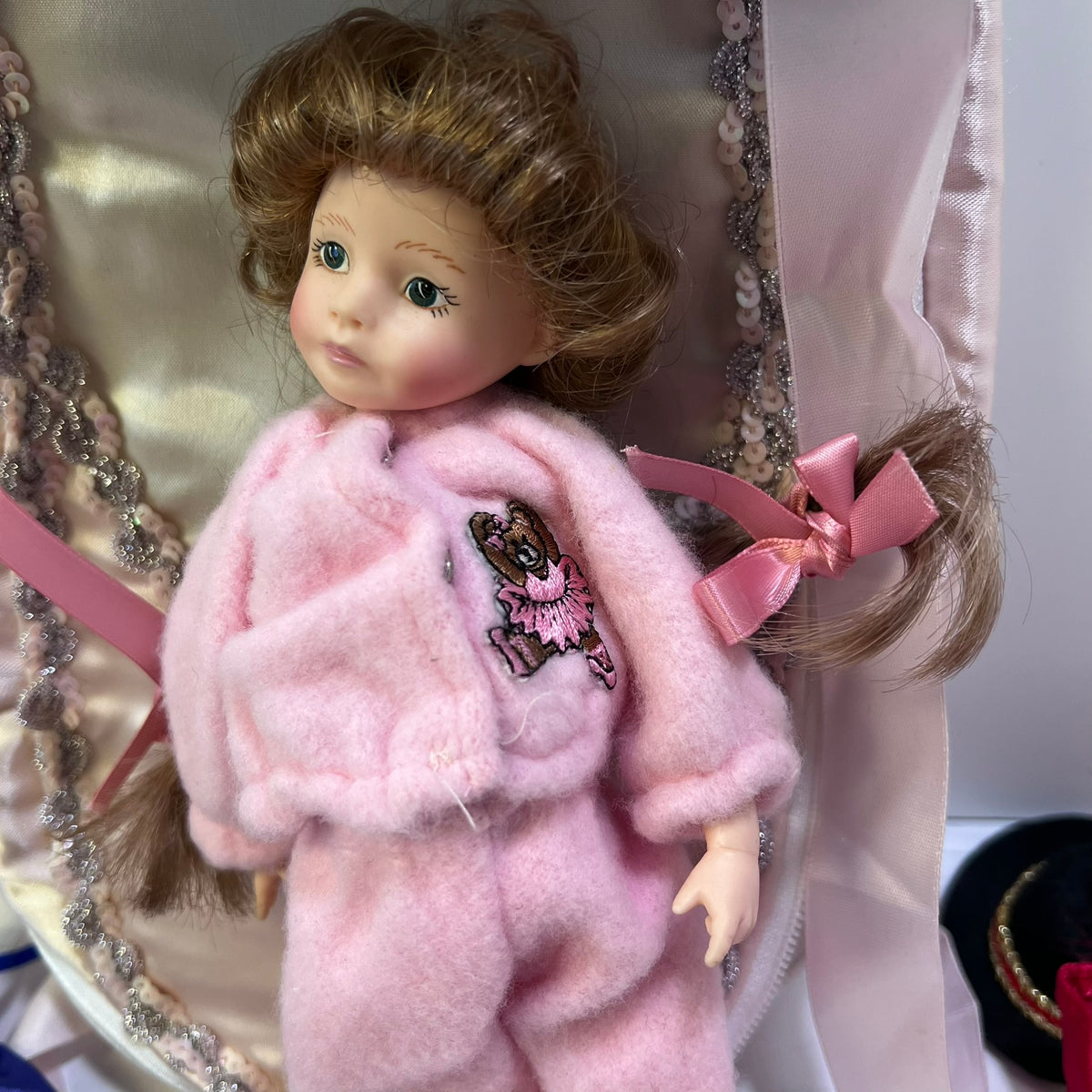 Vintage Robin Woods Doll with Slipper Wardrobe Trunk & Clothing Set 1990 8"