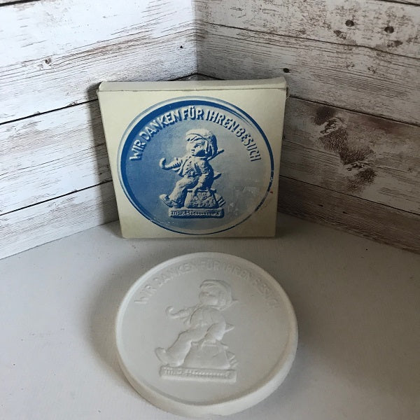1984 Goebel Hummel COLLECTORS CLUB PLAQUE Porcelain Merry Wanderer
