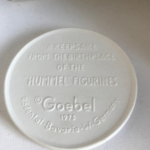 1984 Goebel Hummel COLLECTORS CLUB PLAQUE Porcelain Merry Wanderer
