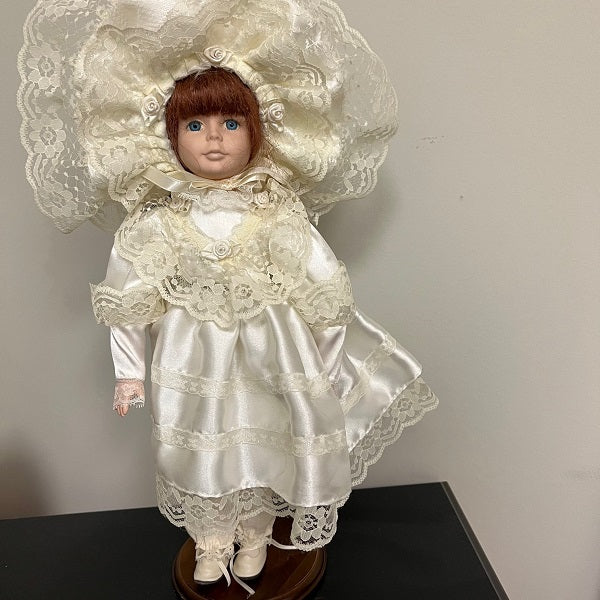 Seymour Mann Connoisseur Collection Doll – White Lace Dress & Hat (16 Inch) Seymour Mann Connoisseur Collection Doll – White Lace Dress & Hat (16 Inch)