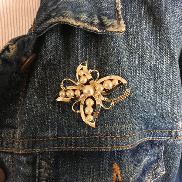 Vintage Gold Tone Brooch With Faux Pearls