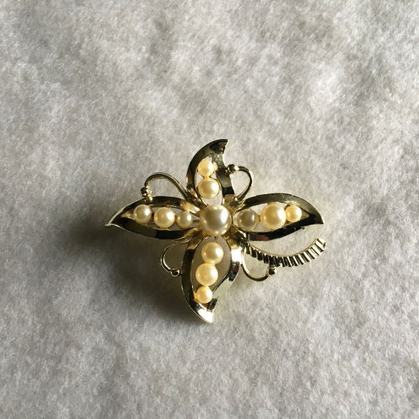 Vintage Gold Tone Brooch With Faux Pearls