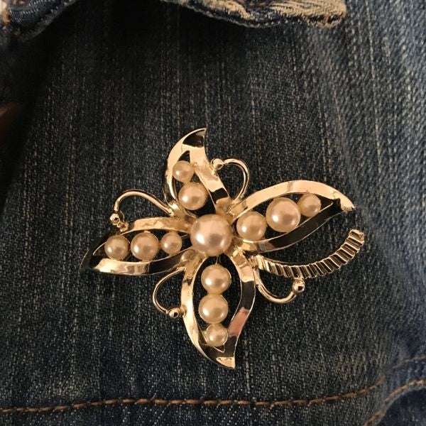 Vintage Gold Tone Brooch With Faux Pearls