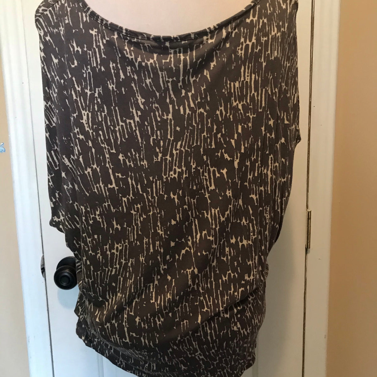 Daisy Fuentes, Women's Cap Sleeve Shirt, Gray and White Size Large-Chickenmash Farm