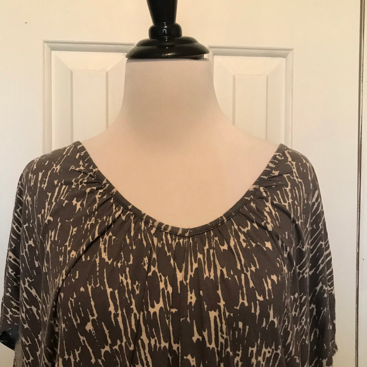 Daisy Fuentes, Women's Cap Sleeve Shirt, Gray and White Size Large-Chickenmash Farm